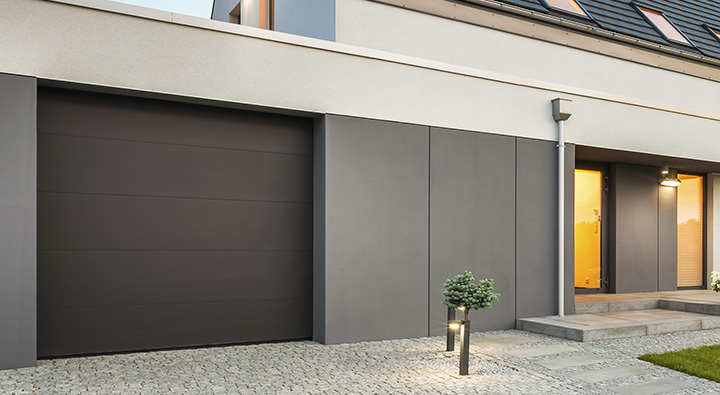Porte de garage sectionnelle, sur une maison, wizeo fermetures, modèle coralia classic