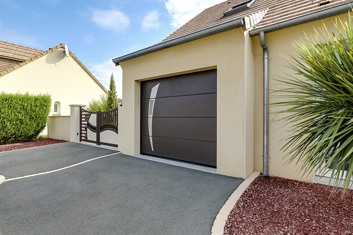 Porte de garage sectionnelle, sur une maison, wizeo fermetures, modèle coralia confort