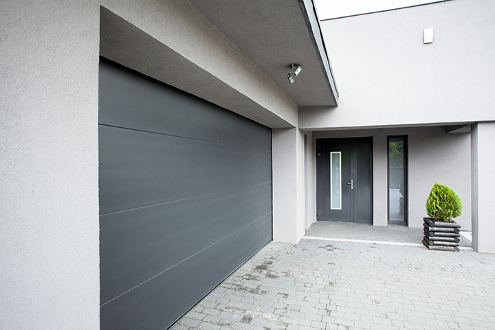 Porte de garage sectionnelle, sur une maison, wizeo fermetures, modèle coralia plus