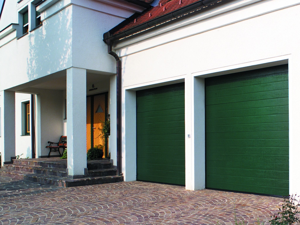 Porte de garage sectionnelle verte à refoulement plafond wizeo fermetures réalisations