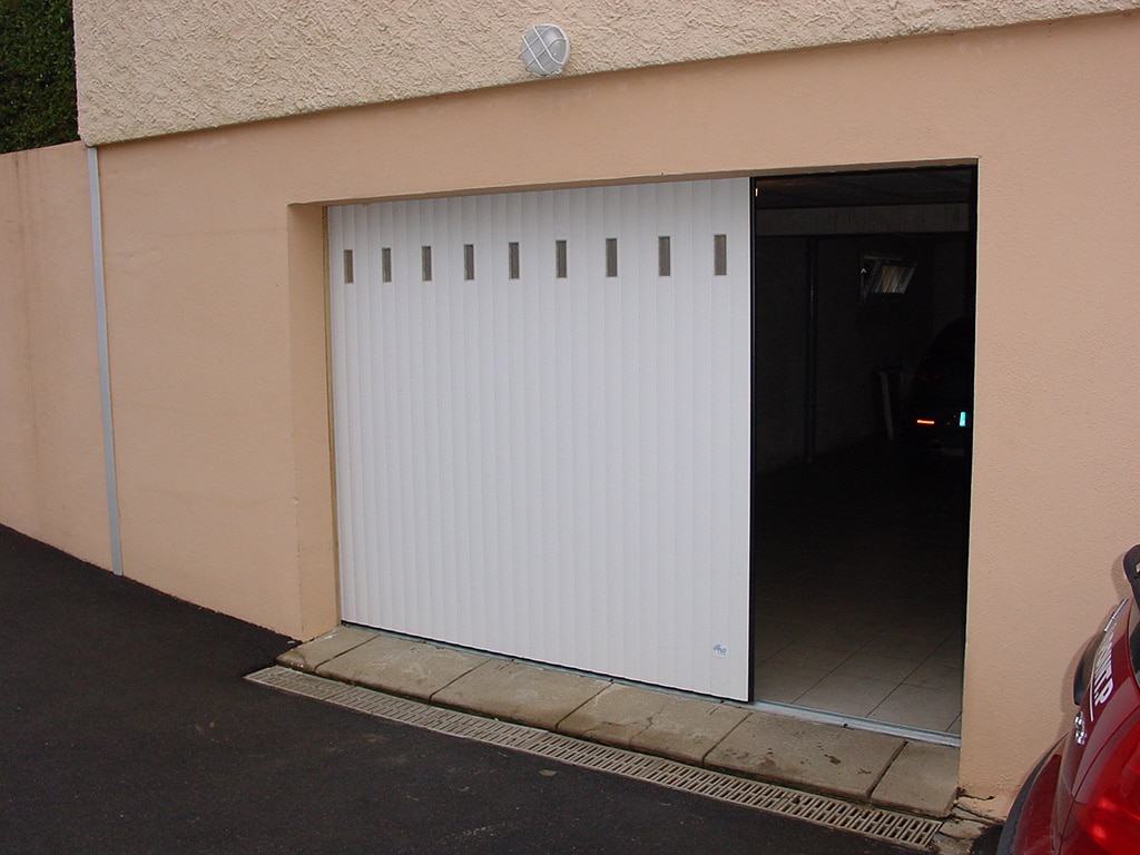 Porte de garage à lames blanche à refoulement latéral avec hublots rectangles, wizeo fermetures réalisations