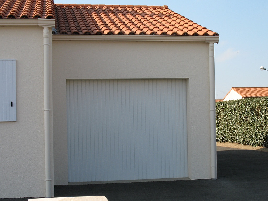 Porte de garage à lames blanche à refoulement latéral, wizeo fermetures réalisations