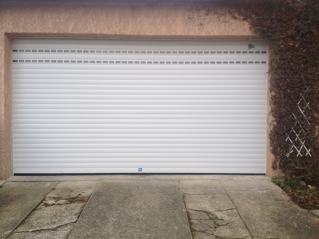 Porte de garage à lames blanche enroulable, avec hublots, wizeo fermetures réalisations