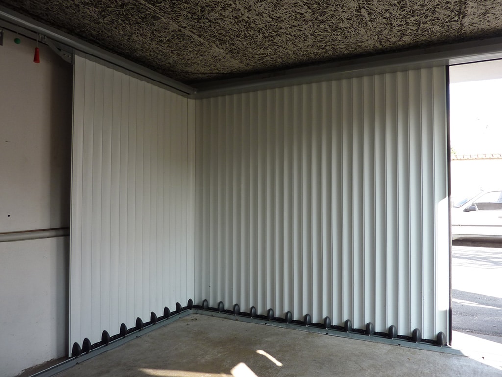 Porte de garage à lames blanche à refoulement latéral, vue intérieur, wizeo fermetures réalisations