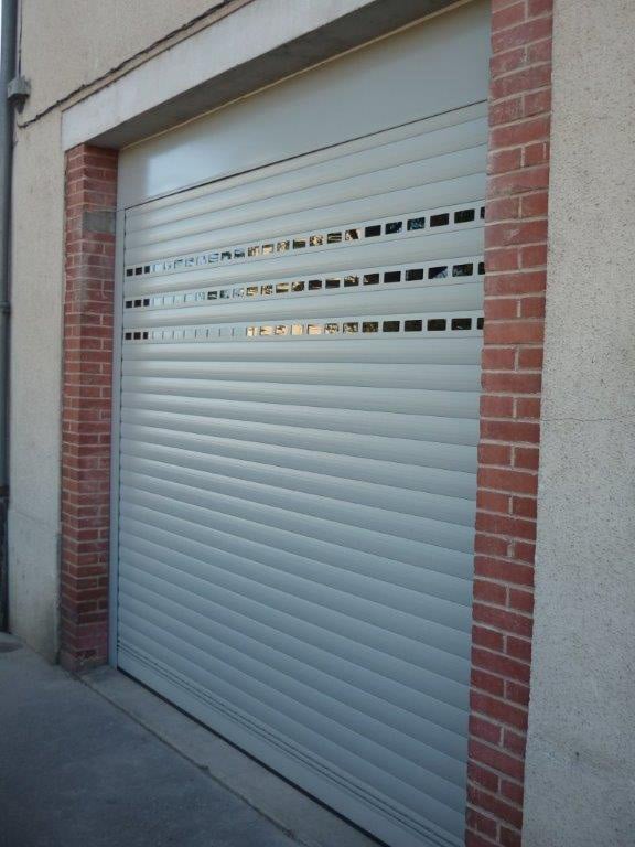 Porte de garage à lames crème à enroulement avec décorations wizeo fermetures réalisations