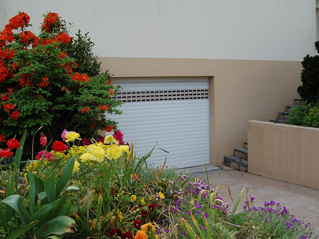 Porte de garage à lames blanc à enroulement avec décorations wizeo fermetures réalisations