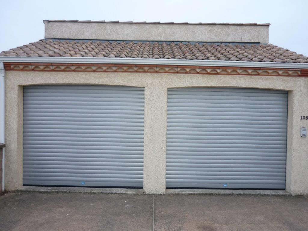 Deux portes de garage à lames enroulables grises, wizeo fermetures réalisations