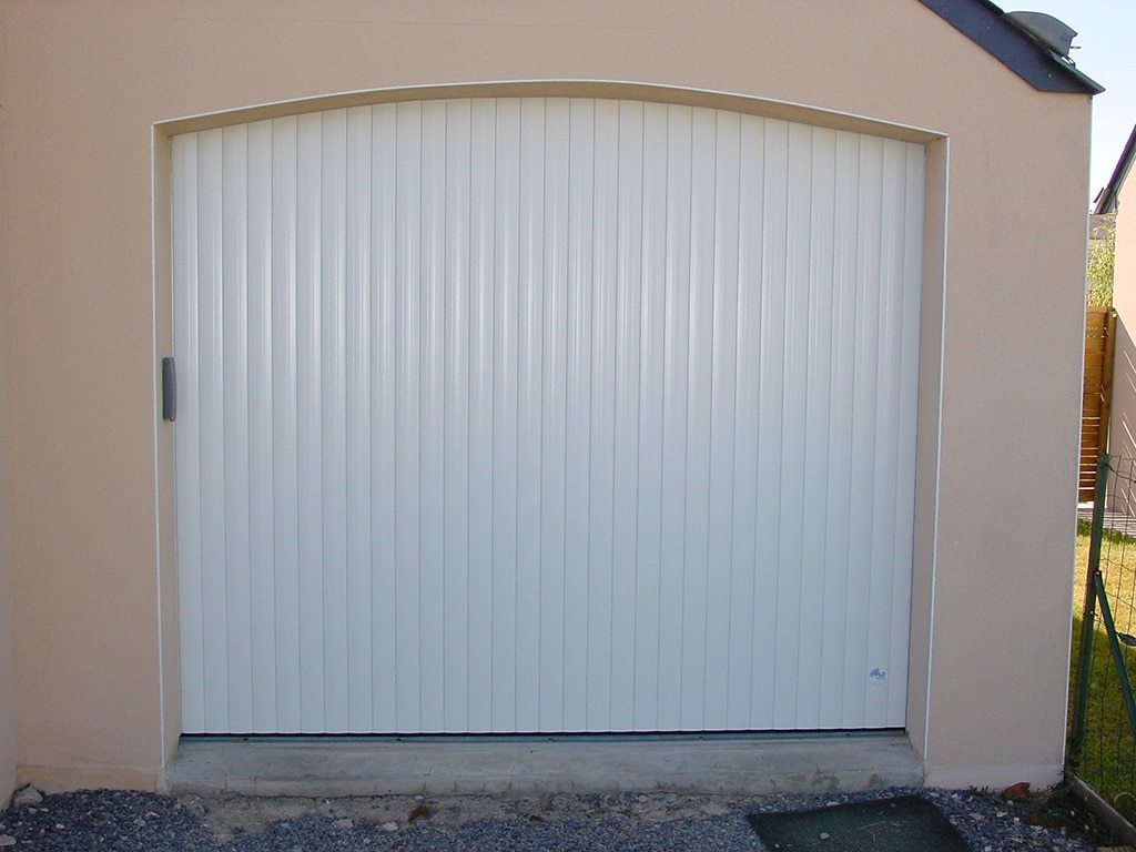 Porte de garage à lames à refoulement latérale blanche, wizeo fermetures réalisations