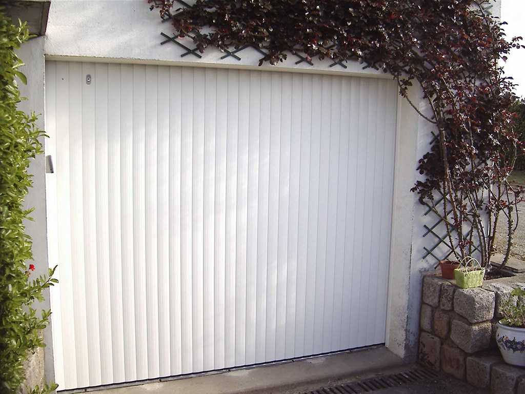 Porte de garage à lames à refoulement latéral blanche wizeo fermetures réalisations