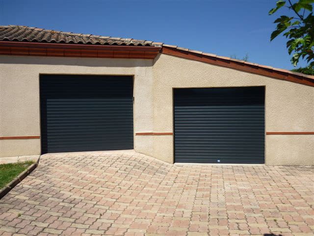 Deux portes de garage noir enroulable wizeo fermetures réalisations