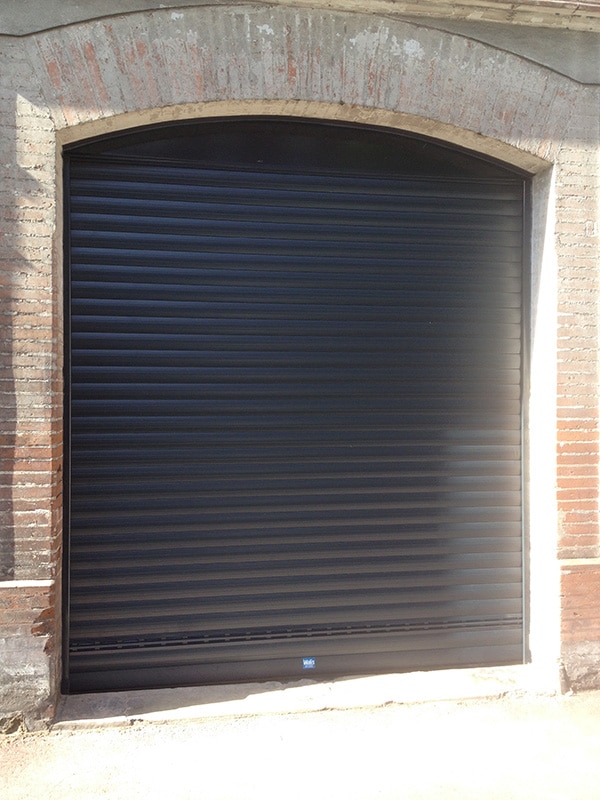 Porte de garage à lames à refoulement latéral couleur noir, wizeo fermetures réalisations