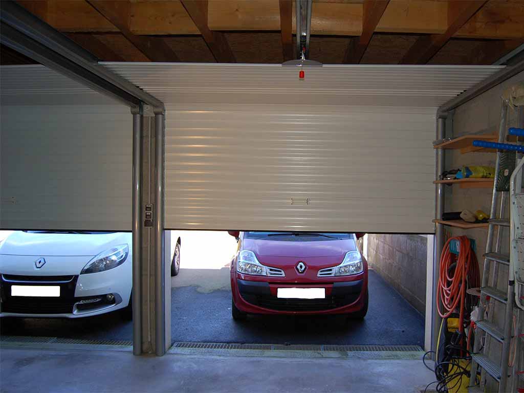 Porte de garage à lames blanc à refoulement plafond, wizeo fermetures réalisations